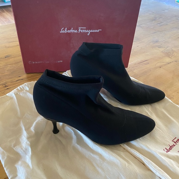 Salvatore Ferragamo Tirolo Booties size 7 - mint condition with box - Picture 3 of 4
